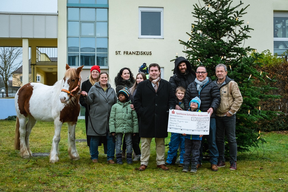 Spendenübergabe d7 Consulting GmbH an St. Franziskus für die Tiertherapie.